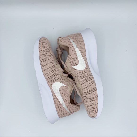 Nike women’s Tanjun New in Box - Picture 6 of 6